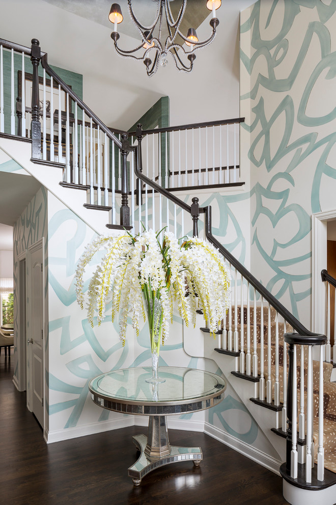 Imagen de escalera en L tradicional renovada con escalones de madera y contrahuellas de madera pintada