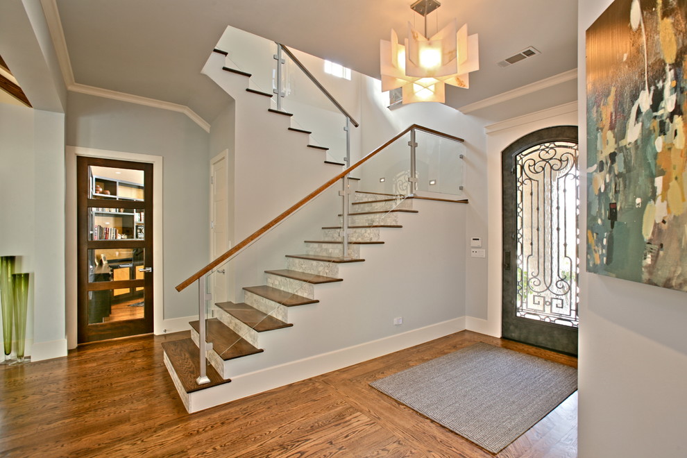 Свежая идея для дизайна: лестница в стиле неоклассика (современная классика) с деревянными ступенями - отличное фото интерьера