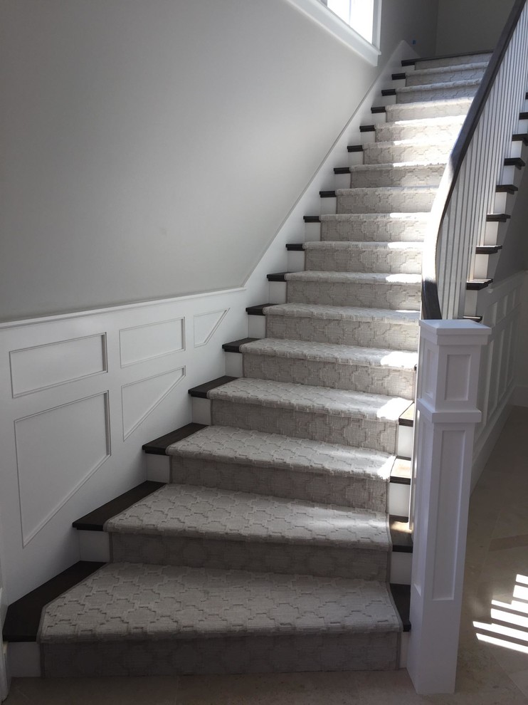 Große, Gewendelte Klassische Treppe mit Teppich-Treppenstufen und Teppich-Setzstufen in San Francisco