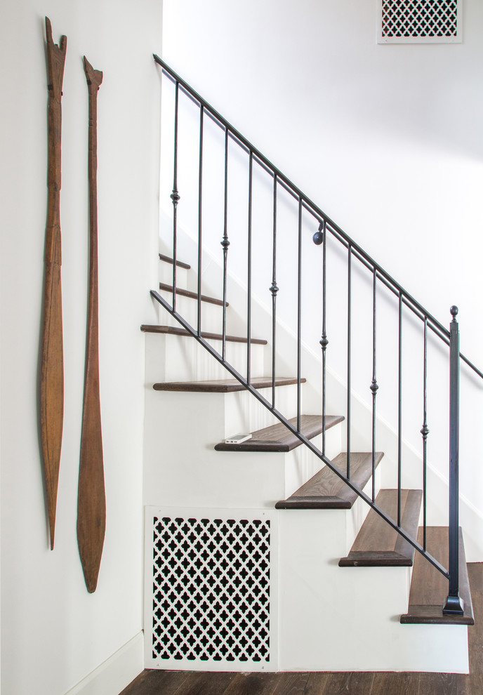 Источник вдохновения для домашнего уюта: прямая лестница в стиле неоклассика (современная классика) с деревянными ступенями и крашенными деревянными подступенками