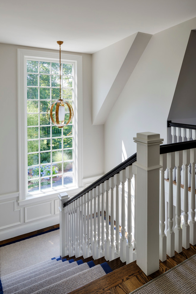 Diseño de escalera en U clásica renovada con escalones de madera y contrahuellas de madera