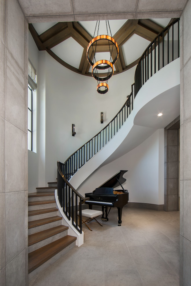 Gewendelte Klassische Treppe mit gefliesten Setzstufen in Dallas