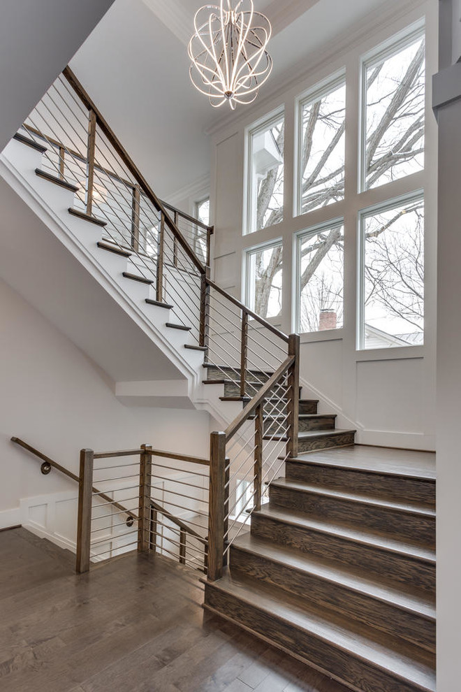 ワシントンD.C.にあるお手頃価格の広いトランジショナルスタイルのおしゃれな折り返し階段 (木の蹴込み板、混合材の手すり) の写真