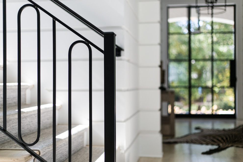 Стильный дизайн: большая п-образная деревянная лестница в классическом стиле с деревянными ступенями и металлическими перилами - последний тренд