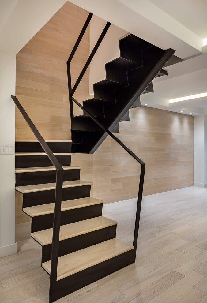 Источник вдохновения для домашнего уюта: большая п-образная металлическая лестница в современном стиле с деревянными ступенями и металлическими перилами