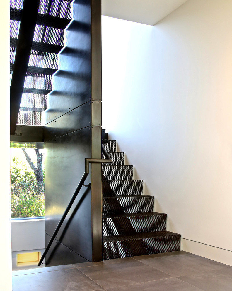 ニューヨークにあるコンテンポラリースタイルのおしゃれな階段 (金属の蹴込み板) の写真