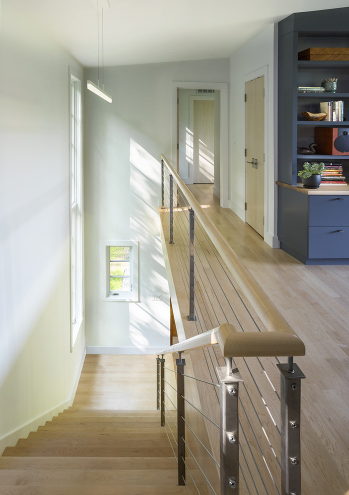 Foto de escalera en L minimalista de tamaño medio con escalones de madera y contrahuellas de madera
