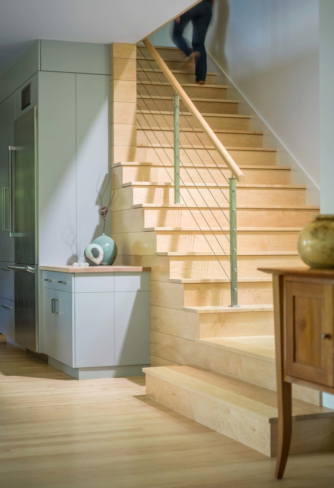 Foto de escalera en L moderna grande con escalones de madera y contrahuellas de madera