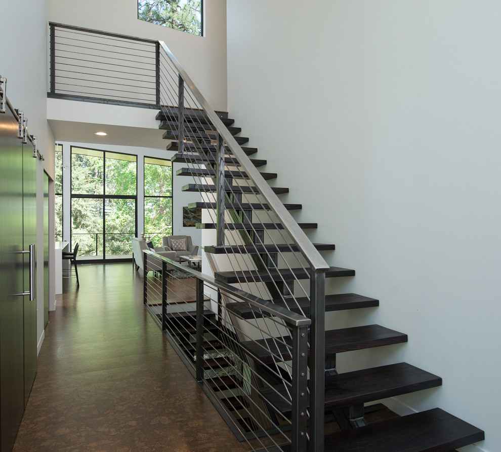Foto de escalera recta minimalista grande sin contrahuella con escalones de madera
