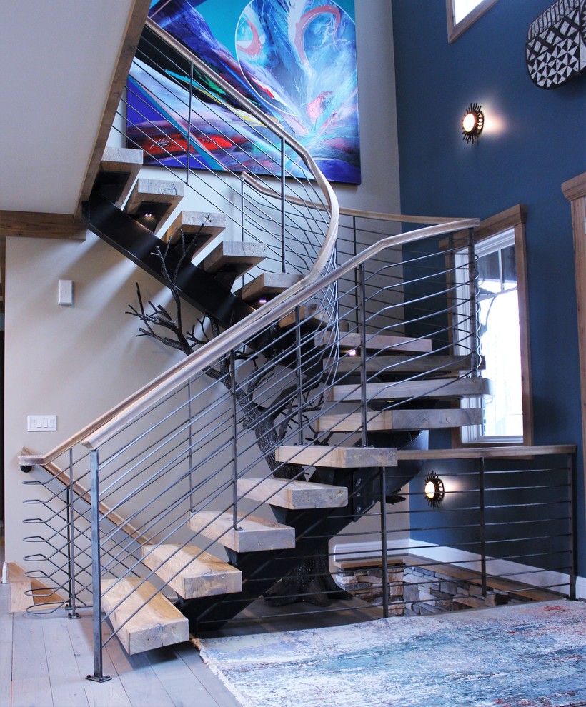 На фото: большая п-образная лестница в современном стиле с деревянными ступенями и перилами из смешанных материалов без подступенок