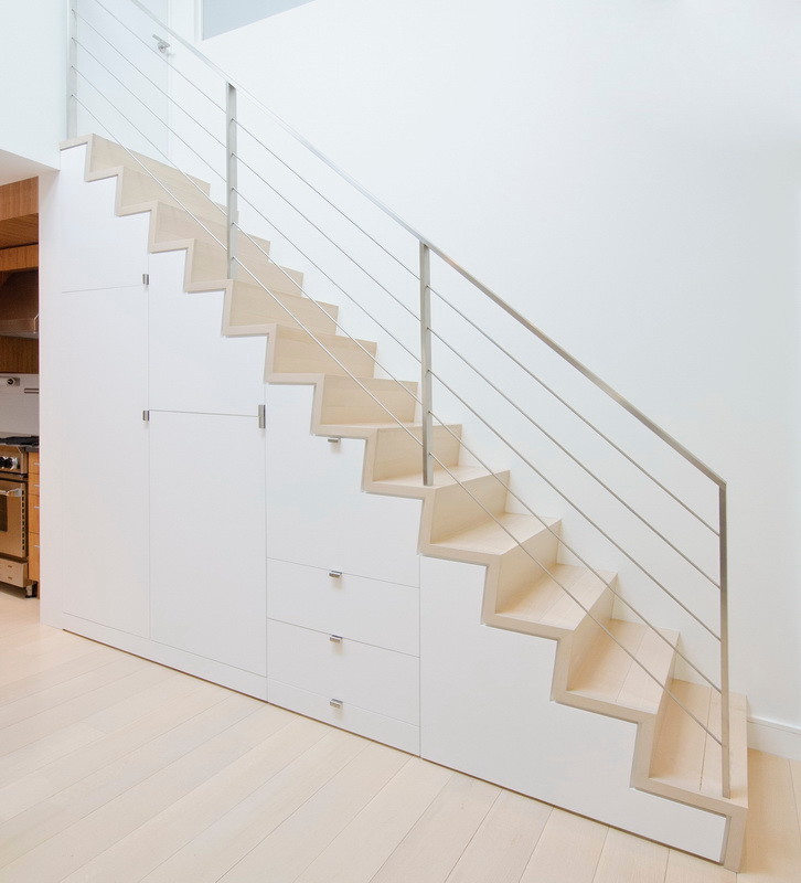 Стильный дизайн: лестница в скандинавском стиле с кладовкой или шкафом под ней - последний тренд