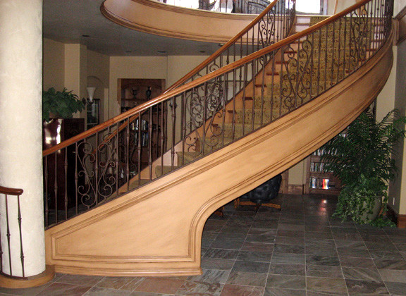 Идея дизайна: большая деревянная лестница на больцах в средиземноморском стиле с ступенями с ковровым покрытием и металлическими перилами