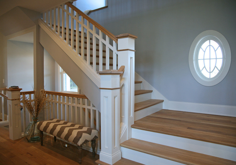 На фото: лестница в стиле неоклассика (современная классика)