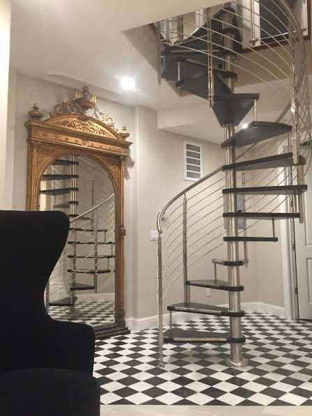 Пример оригинального дизайна: винтовая лестница среднего размера в викторианском стиле с крашенными деревянными ступенями без подступенок