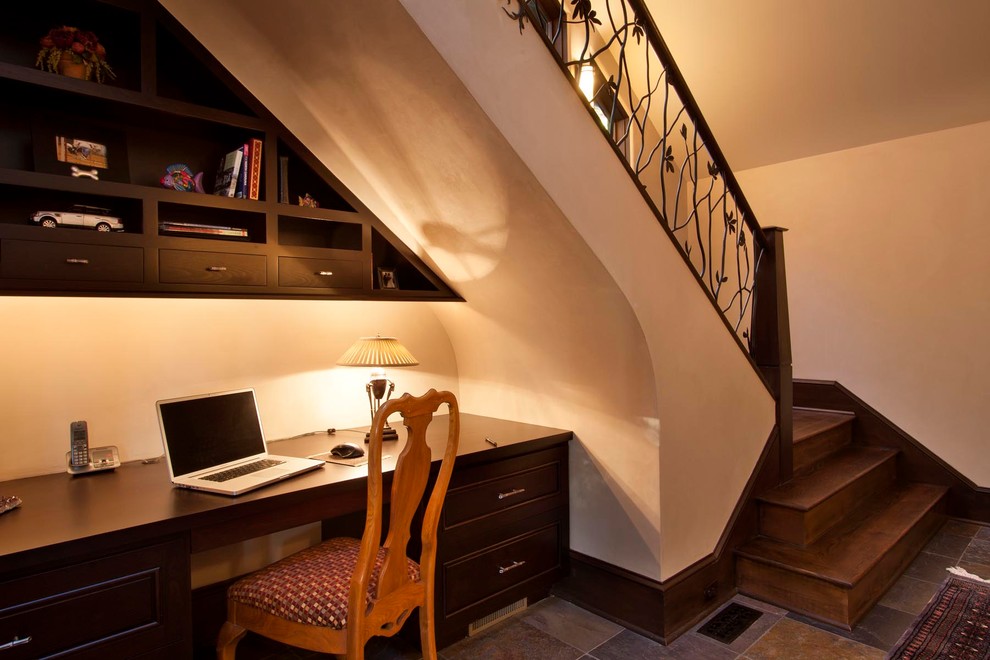 Ejemplo de escalera recta tradicional renovada extra grande con escalones de madera y contrahuellas de madera