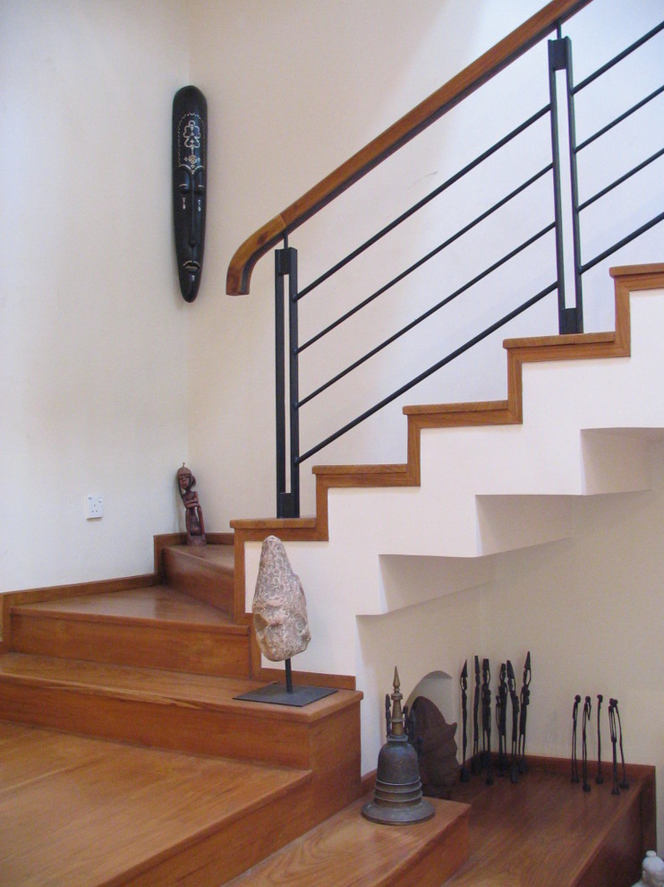 На фото: большая деревянная лестница на больцах в морском стиле с деревянными ступенями и металлическими перилами