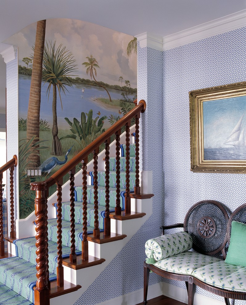 Свежая идея для дизайна: прямая лестница в морском стиле с деревянными ступенями - отличное фото интерьера