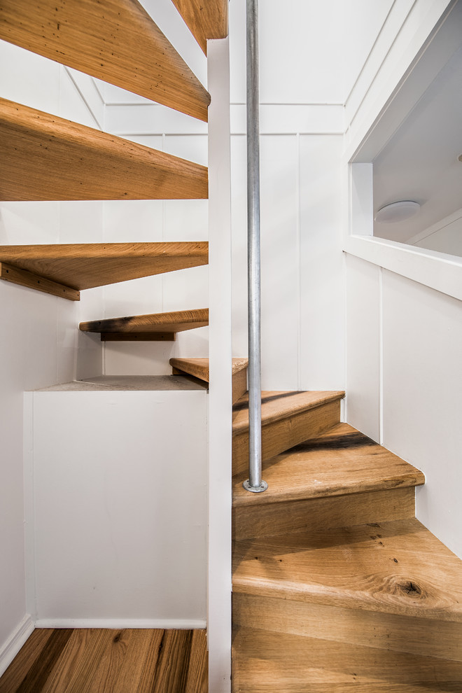 Стильный дизайн: винтовая лестница в стиле рустика с деревянными ступенями - последний тренд