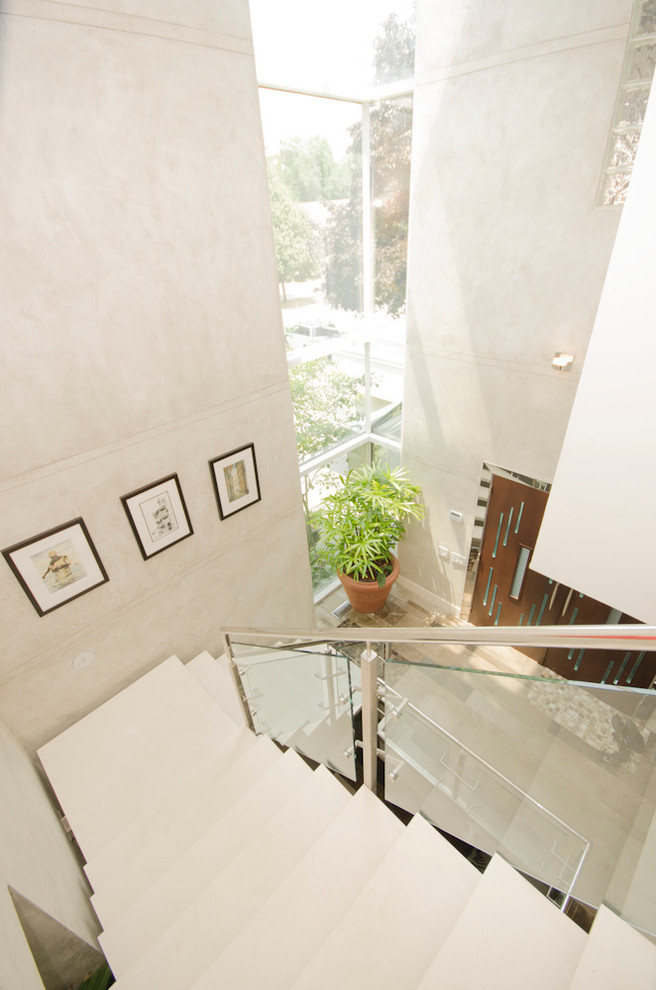 トロントにあるコンテンポラリースタイルのおしゃれな階段の写真