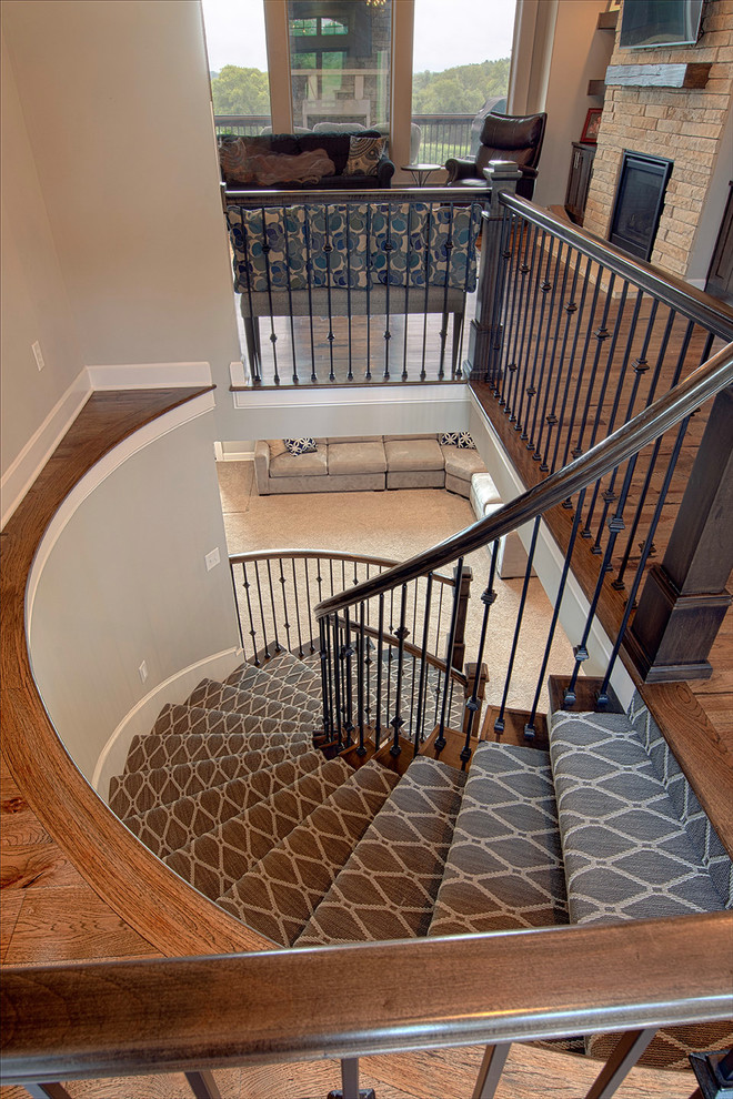 Свежая идея для дизайна: винтовая лестница в стиле неоклассика (современная классика) с ступенями с ковровым покрытием, ковровыми подступенками и деревянными перилами - отличное фото интерьера