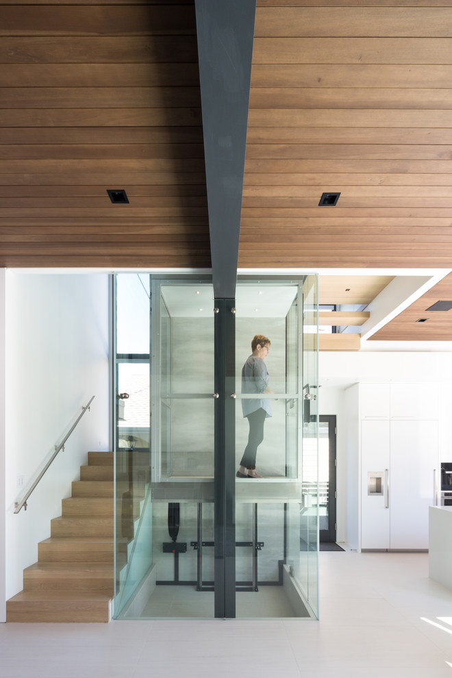 Moderne Holztreppe in L-Form mit offenen Setzstufen in Vancouver