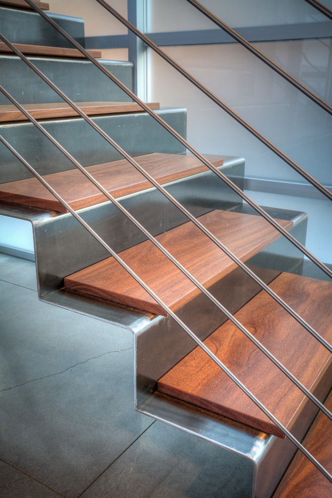 Inspiration för små moderna raka trappor i metall, med sättsteg i metall och räcke i metall