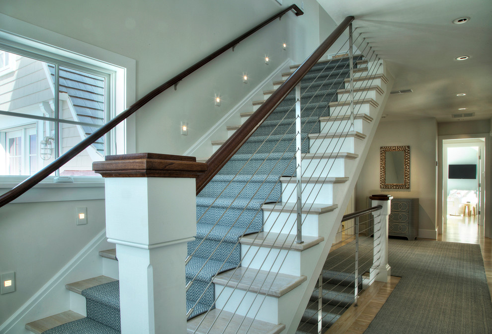 На фото: большая прямая лестница в современном стиле с деревянными ступенями, крашенными деревянными подступенками и перилами из смешанных материалов