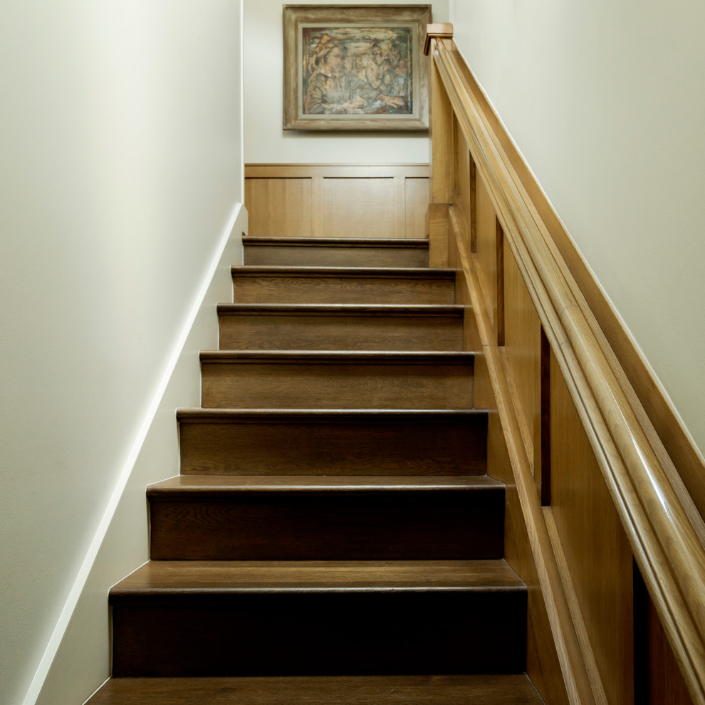 Inspiration pour un escalier droit traditionnel avec des marches en bois et des contremarches en bois.