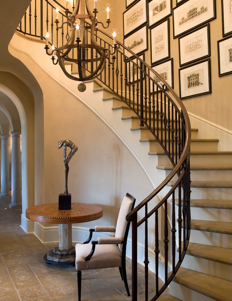 Стильный дизайн: большая изогнутая лестница в классическом стиле с крашенными деревянными подступенками - последний тренд