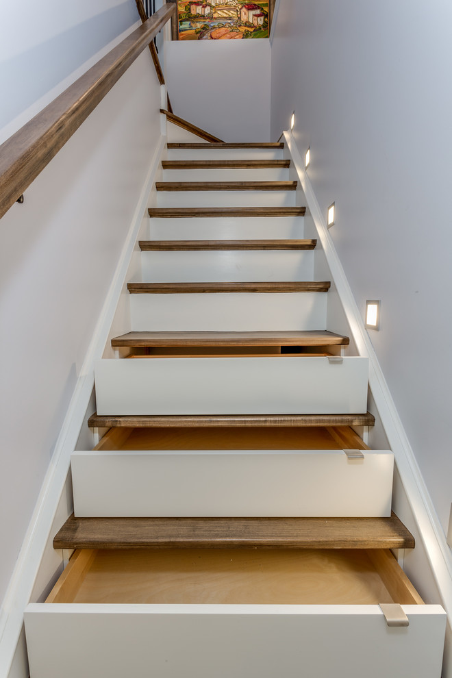 Immagine di una scala a rampa dritta di medie dimensioni con pedata in legno, alzata in legno e parapetto in legno