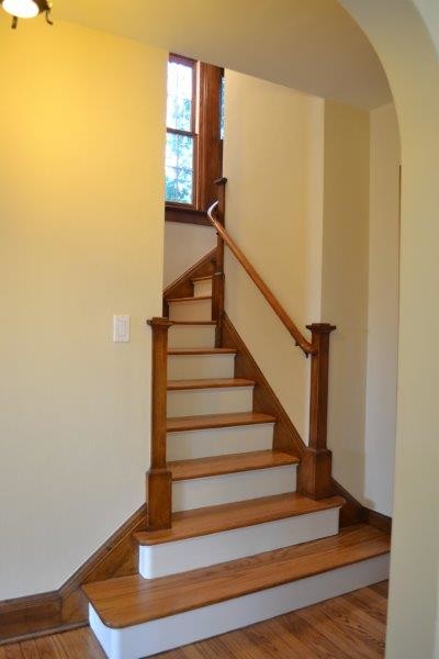 Foto de escalera en U tradicional renovada con escalones de madera y contrahuellas de madera