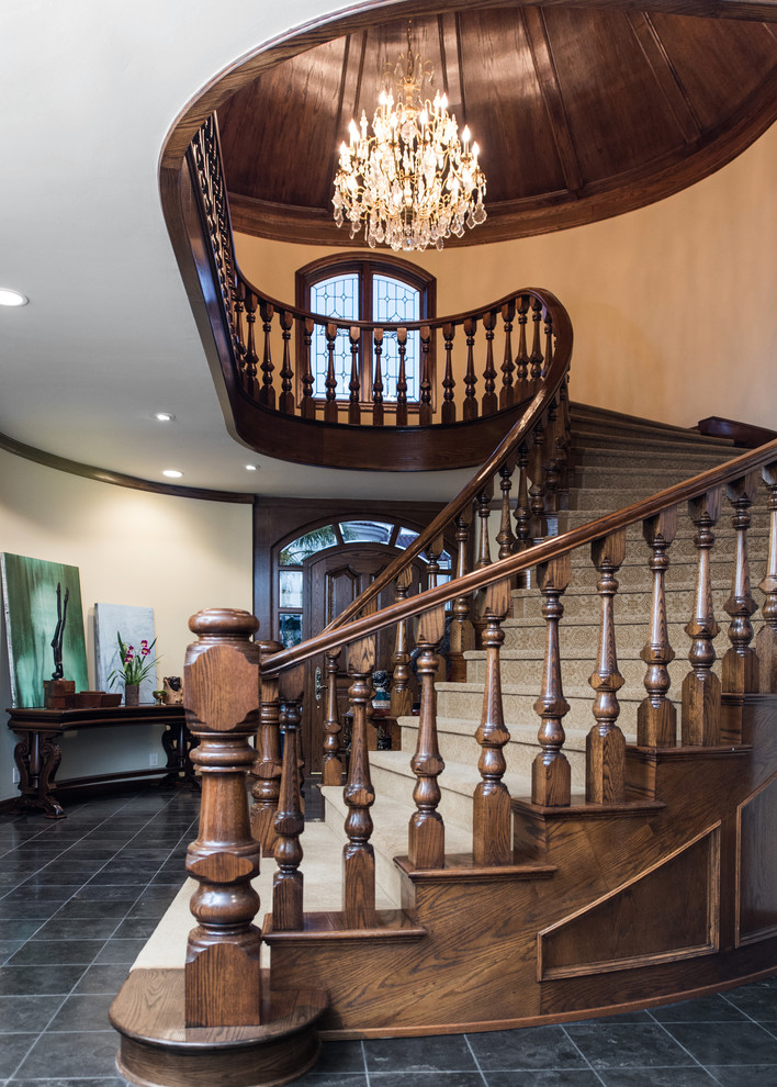 Idéer för att renovera en stor vintage svängd trappa, med heltäckningsmatta och sättsteg med heltäckningsmatta