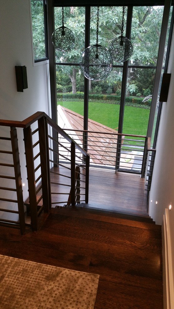 Foto de escalera curva moderna grande con escalones de madera y contrahuellas de madera