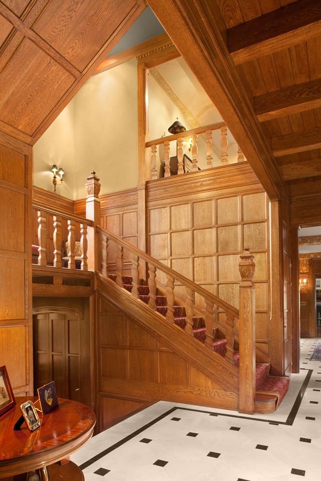 Aménagement d'un grand escalier classique avec des marches en bois et des contremarches en bois.