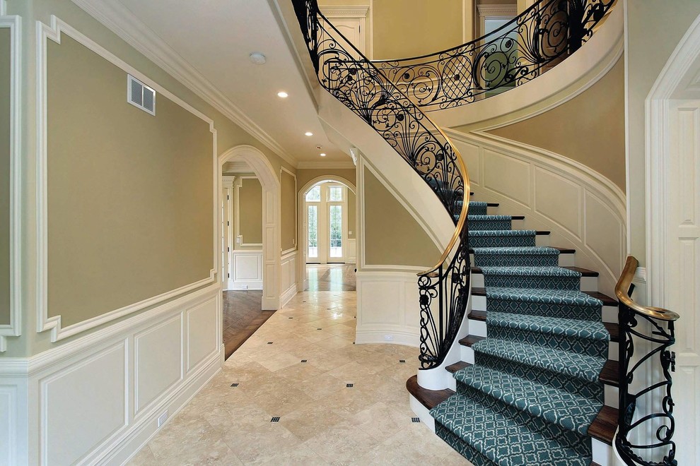 Свежая идея для дизайна: большая изогнутая лестница в викторианском стиле с ступенями с ковровым покрытием, ковровыми подступенками и металлическими перилами - отличное фото интерьера