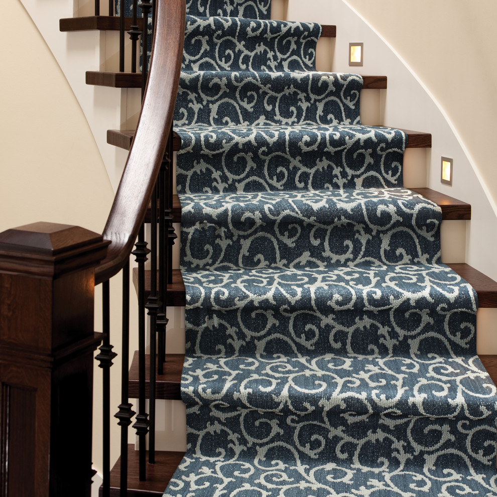 Cette image montre un escalier peint courbe traditionnel de taille moyenne avec des marches en bois.