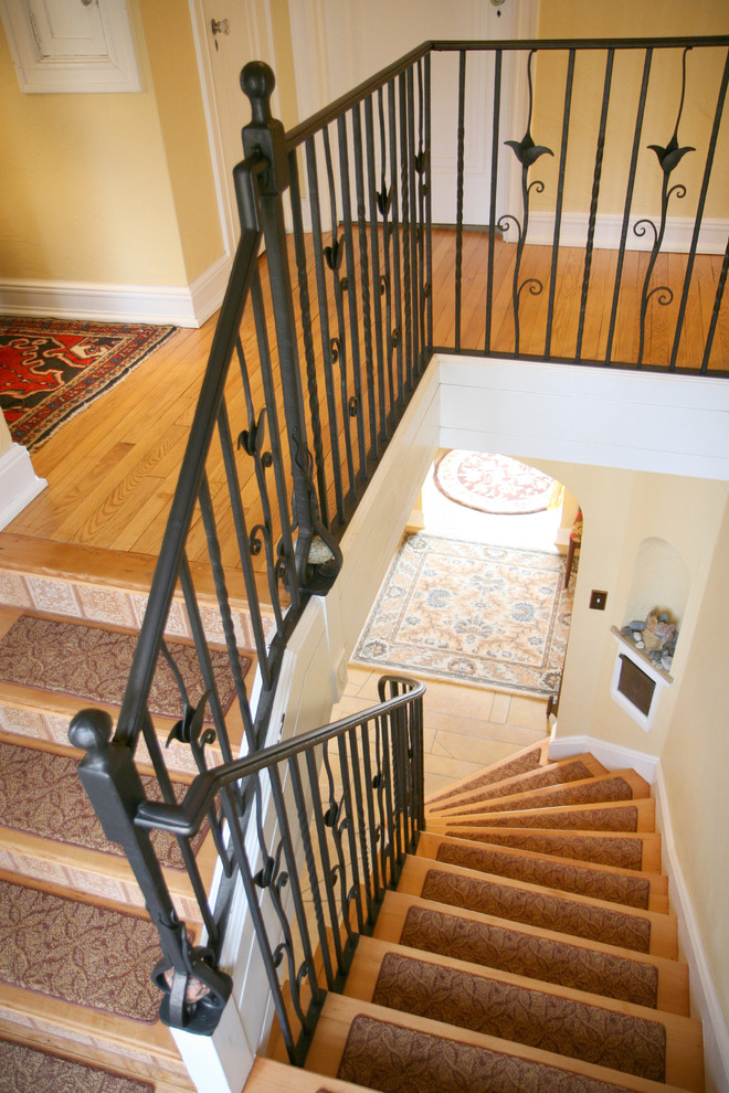 Источник вдохновения для домашнего уюта: большая угловая лестница в средиземноморском стиле с ступенями с ковровым покрытием и подступенками из плитки