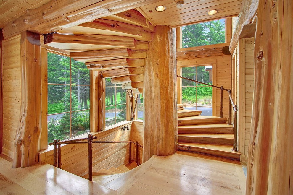Modelo de escalera de caracol rústica grande con escalones de madera y contrahuellas de madera