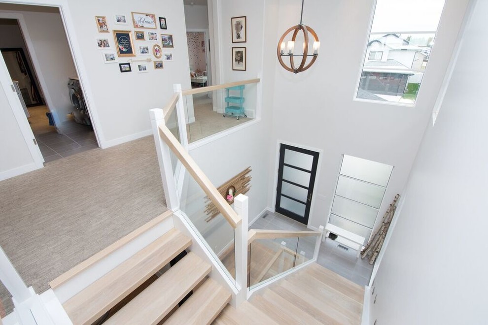 Источник вдохновения для домашнего уюта: угловая лестница среднего размера в стиле неоклассика (современная классика) с деревянными ступенями и стеклянными перилами без подступенок