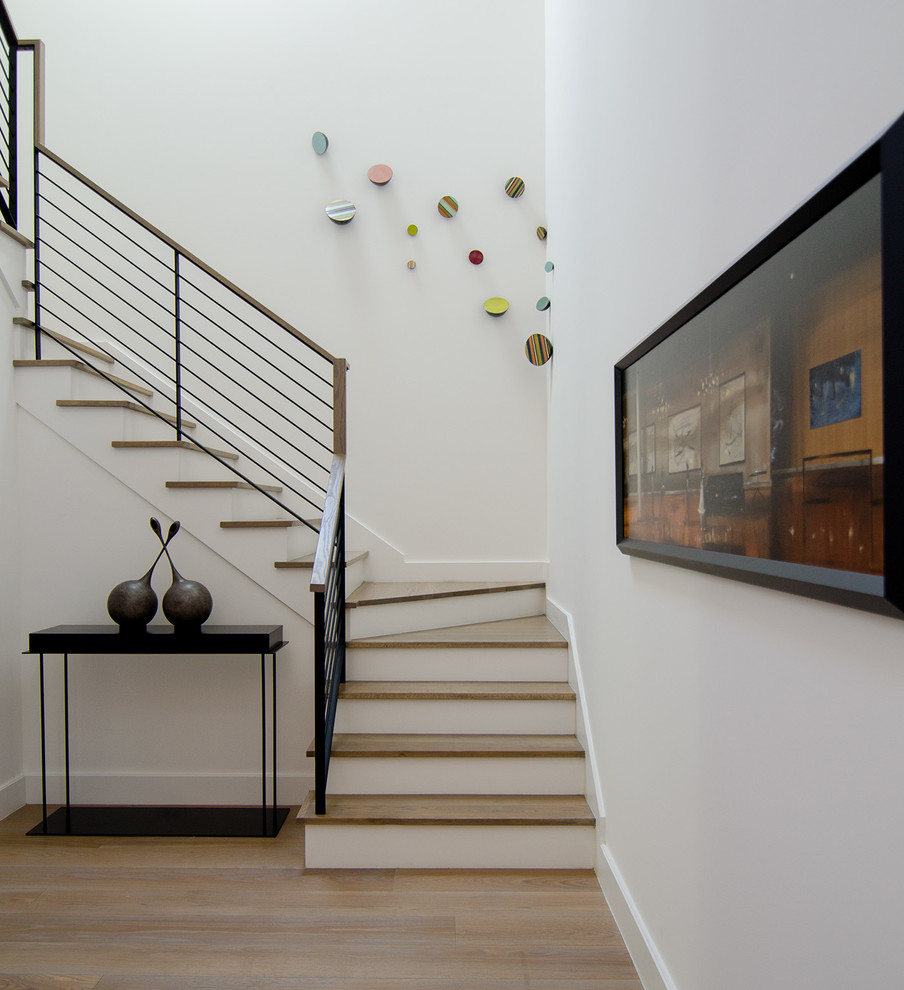 Стильный дизайн: п-образная лестница среднего размера в современном стиле с деревянными ступенями, крашенными деревянными подступенками и перилами из смешанных материалов - последний тренд