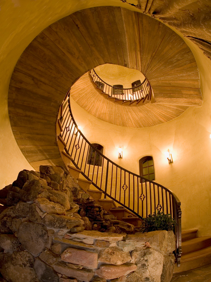 Свежая идея для дизайна: винтовая лестница в средиземноморском стиле - отличное фото интерьера