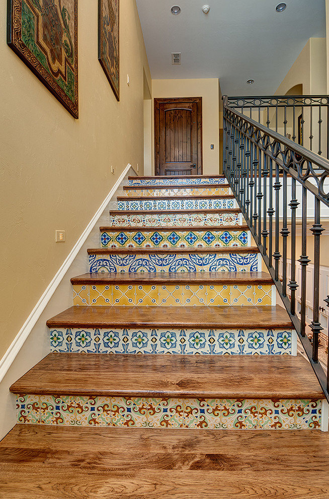 Modelo de escalera en L mediterránea extra grande con escalones de madera y contrahuellas con baldosas y/o azulejos