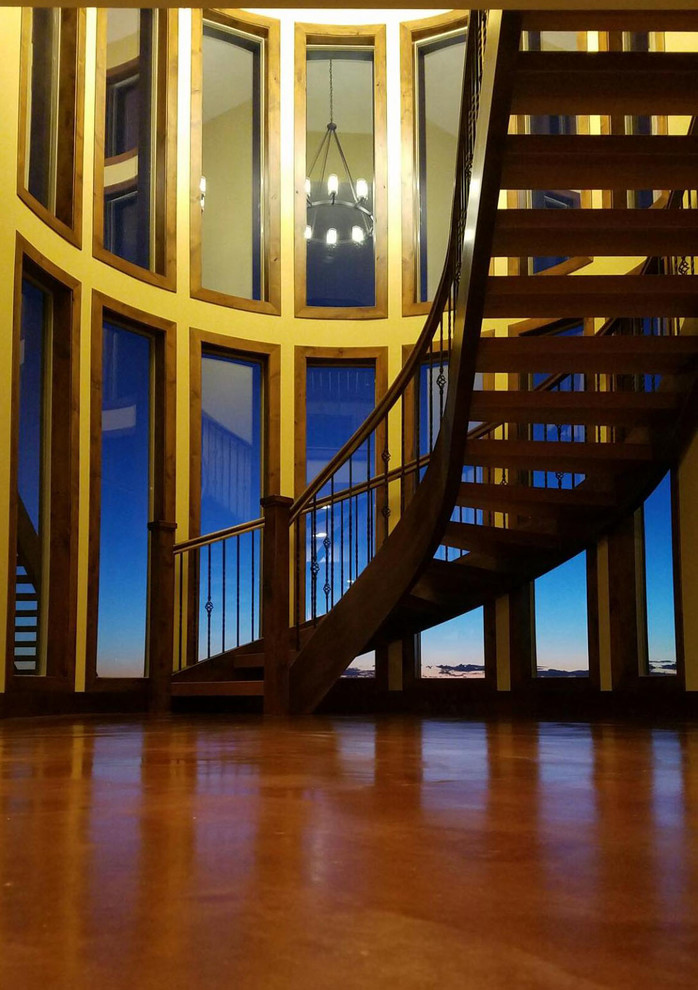 Foto på en mellanstor medelhavsstil svängd trappa i trä, med öppna sättsteg