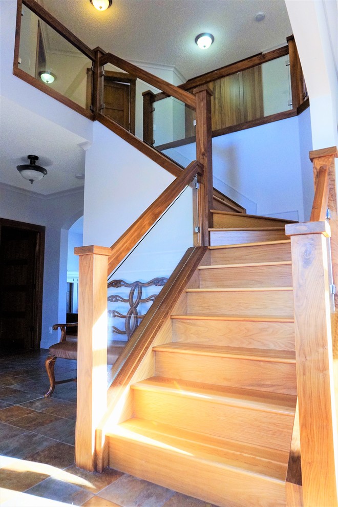 Aménagement d'un escalier montagne en L de taille moyenne avec des marches en bois, des contremarches en bois, un garde-corps en verre et éclairage.