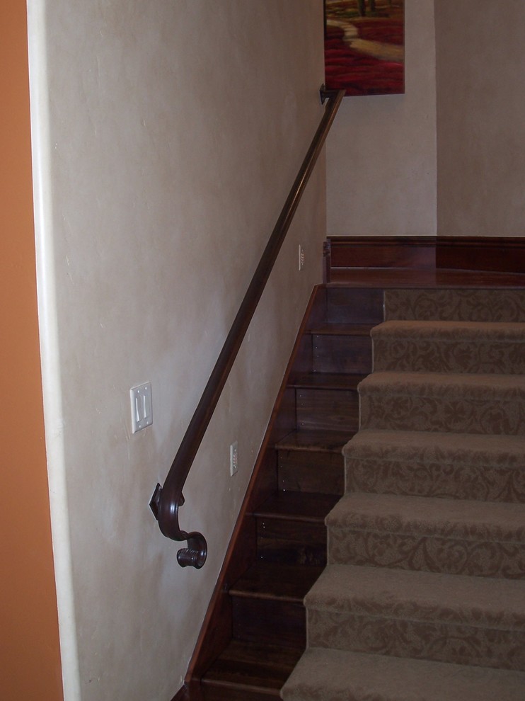 Cette photo montre un escalier chic.