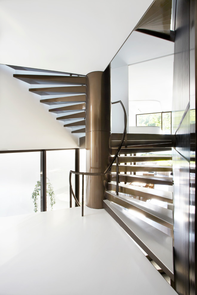 Свежая идея для дизайна: винтовая лестница в современном стиле без подступенок - отличное фото интерьера