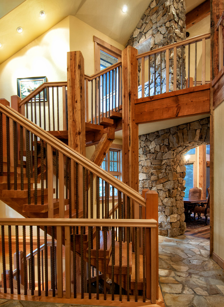 На фото: лестница в стиле рустика с деревянными ступенями