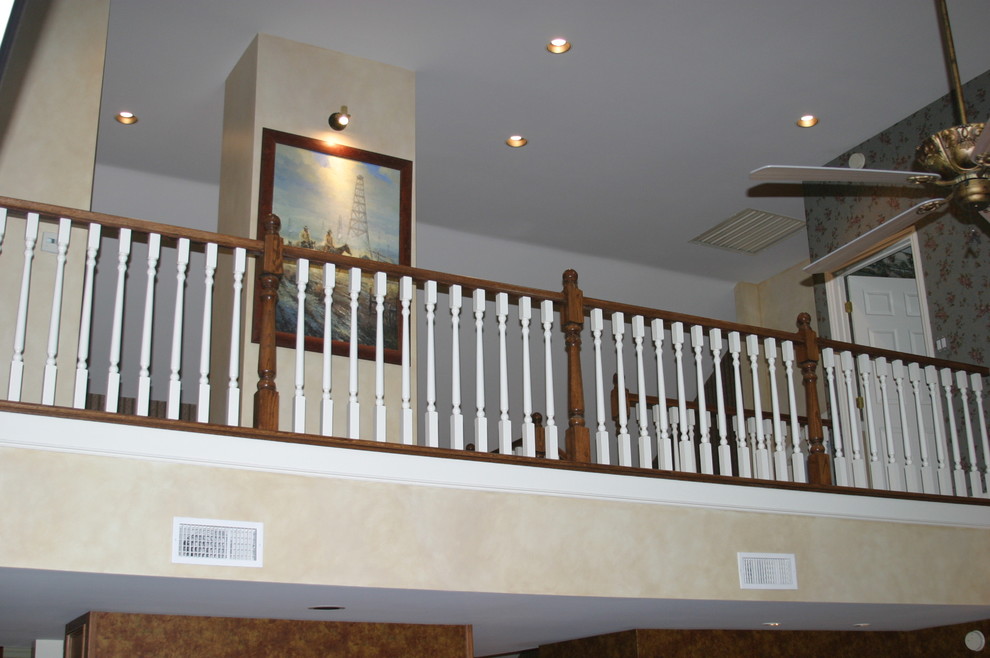 На фото: изогнутая деревянная лестница среднего размера в классическом стиле с деревянными ступенями с