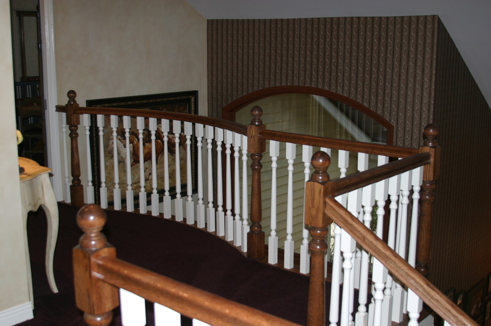 Пример оригинального дизайна: изогнутая деревянная лестница среднего размера в классическом стиле с деревянными ступенями