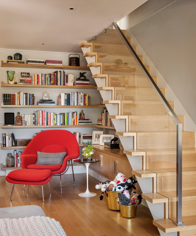 Источник вдохновения для домашнего уюта: прямая деревянная лестница в современном стиле с деревянными ступенями и стеклянными перилами